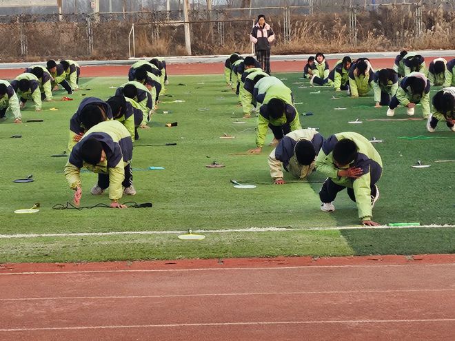 共享——洋湖乡中学阳光大课间观摩活动球盟会体育平台“绳”彩飞扬“羽”乐(图4)