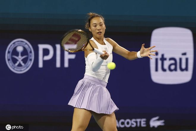 汤森德 对手摔拍泄愤郑钦文6年复仇横扫(图3)
